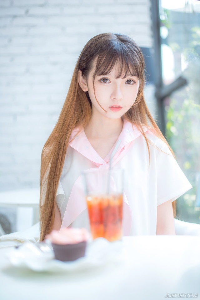 花一些时间，总会看清一些事。经历一些事情，总会看清一些人。不管爱情友情亲情，都是易碎品，一旦出现过裂缝，便很难恢复原貌；不论是谁对不起谁，那裂缝都如同两面刃，一面伤人一面伤己。一些事情，当我们年轻的时候，无法懂得，当我们懂得的时候，已不再年轻。
